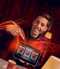 Pengguna dewasa Indonesia mengakses platform jastipbet melalui perangkat mobile dengan nyaman